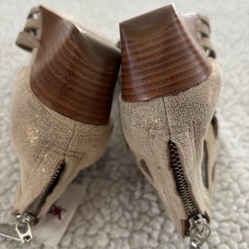 DONALD J. PLINER Wedge Strappy Sandals Beige w/metallic finish. Sz 9. Back Zip. - Picture 10 of 12